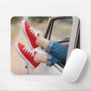 Rode sneakers hangend uit raam retro vrachtwagen muismat