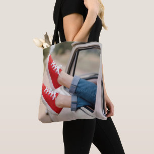 Rode sneakers hangend uit raam retro vrachtwagen tote bag