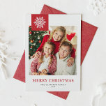 Rode Sneeuwvlokken Label Vrolijke Kerstfoto Feestdagenkaart<br><div class="desc">Stuur uw vakantiewensen naar vrienden en familie met deze aanpasbare kerstkaart. Deze kerstkaart is voorzien van moderne kalligrafie met een sneeuwvlok accent. Personaliseer door uw gegevens toe te voegen. Deze foto kerstkaart is verkrijgbaar in andere kleuren en cardstock. Overeenkomende objecten zijn beschikbaar.</div>