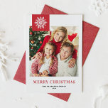Rode Sneeuwvlokken Label Vrolijke Kerstfoto Feestdagenkaart<br><div class="desc">Stuur uw vakantiewensen naar vrienden en familie met deze aanpasbare kerstkaart. Deze kerstkaart is voorzien van moderne kalligrafie met een sneeuwvlok accent. Personaliseer door uw gegevens toe te voegen. Deze foto kerstkaart is verkrijgbaar in andere kleuren en cardstock. Overeenkomende objecten zijn beschikbaar.</div>
