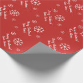 Rode sneeuwvlokken op maat gemaakte kerstcadeauver cadeaupapier (Hoek)