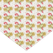 Rode snoepjes goudlinten op witte kerst tafelkleed (Gekanteld)