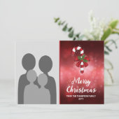 Rode snoepriet op een achtergrond van een rode keh feestdagenkaart (Staand voorkant)