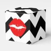 Rode spoelen op zwarte en witte zigzag bedankdoosjes (Voorkant Zijde)