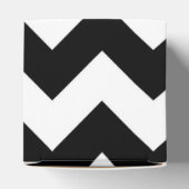 Rode spoelen op zwarte en witte zigzag bedankdoosjes (Bovenkant)