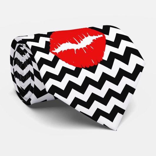 Rode spoelen op zwarte en witte zigzag stropdas (Opgerold)