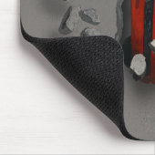 Rode sportauto die door een muur kruipt muismat (Hoek)