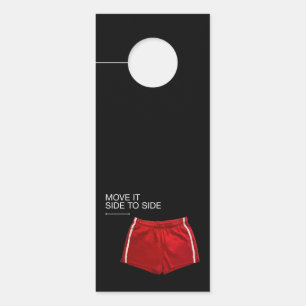 Rode sportieve korte broek met 'Move It Side To Si Deurhanger