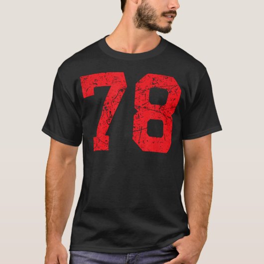 Rode sportteam nummer met distressed look t-shirt (Voorkant)