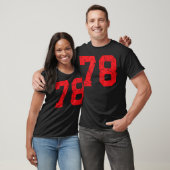 Rode sportteam nummer met distressed look t-shirt (Unisex)