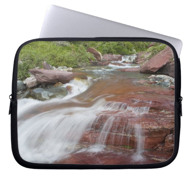 Rode steen in Baring Creek in Glacier National Laptop Sleeve (Voorkant)