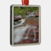 Rode steen in Baring Creek in Glacier National Metalen Ornament (Rechts)