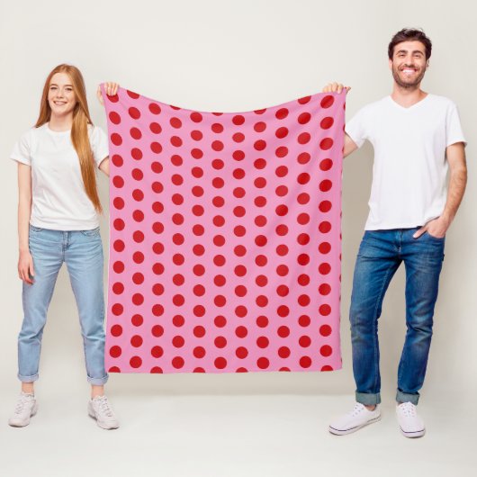 Rode Stippen op Roze Fleece Deken (In situ)