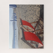 Rode stoelen op zandstrand legpuzzel (Verticaal)