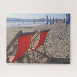 Rode stoelen op zandstrand legpuzzel