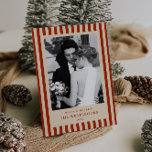 Rode Strepen  Feestdagenkaart<br><div class="desc">Omarm de romantiek en charme van het kerstseizoen met onze elegante,  volledig aanpasbare "Merry & Married" kerstkaart met diepe rode strepen,  een perfecte mix van vintage elegantie en oude geld sophistication.</div>