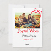 Rode strik vrolijke trillingen voeg familienaam fo feestdagenkaart (Achterkant)