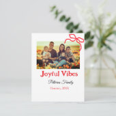 Rode strik vrolijke trillingen voeg familienaam fo feestdagenkaart (Staand voorkant)