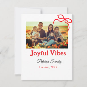 Rode strik vrolijke trillingen voeg familienaam fo feestdagenkaart