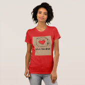 Rode T-shirt met Tea shirt-typografie (Voorkant volledig)