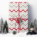 Rode Tan Chevron Kerstmis Cadeaupapier<br><div class="desc">Voeg een stijlvolle twist toe aan uw kerstcadeaus met dit moderne rode en bruine chevron kerstinpakpapier. Met gedurfde zigzagstrepen in feestelijk rood en neutraal bruin, is dit inpakpapier perfect voor het creëren van een chique en opvallende look onder de boom. Ideaal voor kerstfeesten, vakantie-cadeaus en winterfeesten, dit hoogwaardige papier zal...</div>