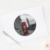 Rode telefooncel in Londen ronde sticker (Envelop)