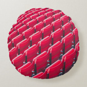 Rode theaterstoelen rond kussen