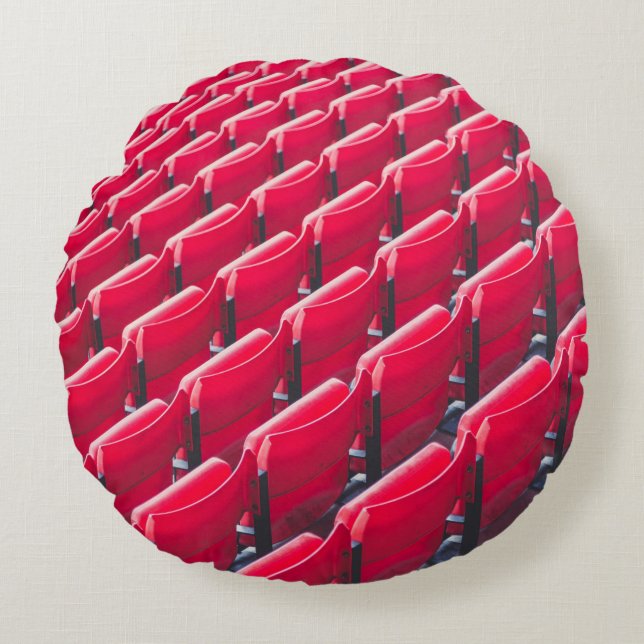 Rode theaterstoelen rond kussen (Voorkant)