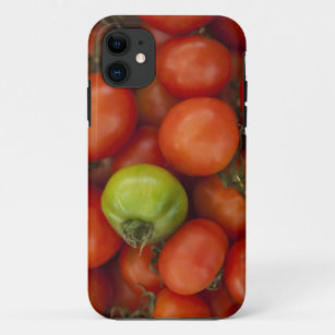 rode tomaten met één groene tomaat, te koop op iPhone 11 hoesje