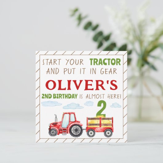 Rode tractor 1e 2e jongens verjaardag vierkante ui kaart (Staand voorkant)