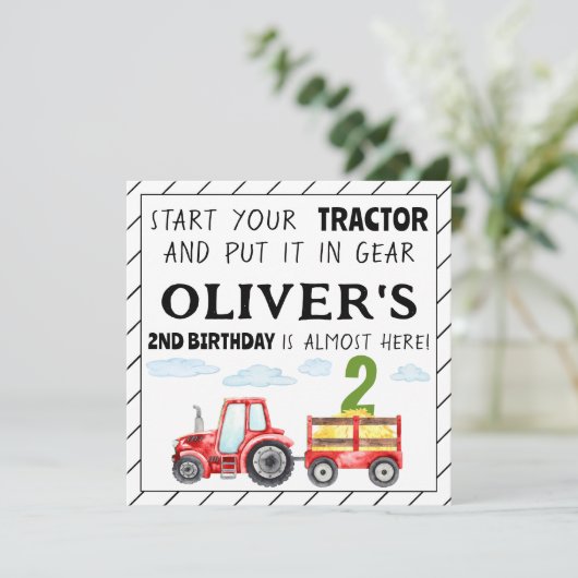 Rode tractor 2e verjaardag jongen feestuitnodiging kaart (Staand voorkant)