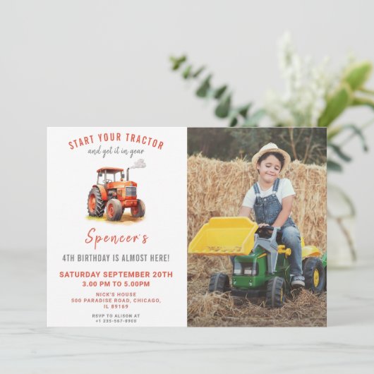 Rode Tractor Verjaardagsuitnodiging met Foto Kaart (Staand voorkant)