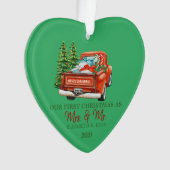Rode Truck Dennenbomen Presenteert Onze Eerste Ker Ornament (voorkant)