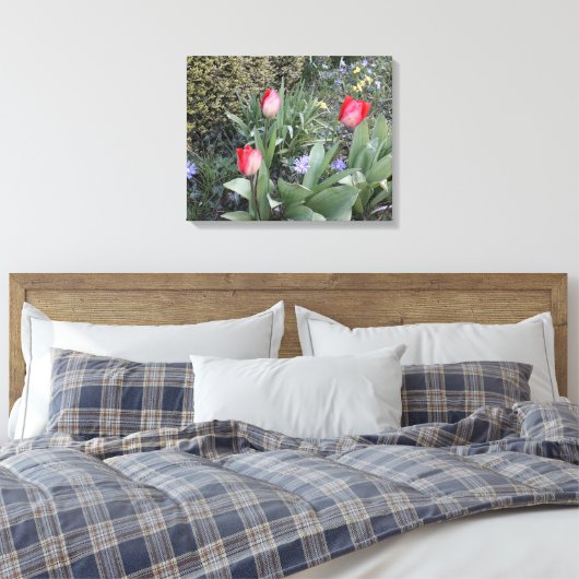 Rode tuintulpen canvas afdruk (Insitu (Slaapkamer))
