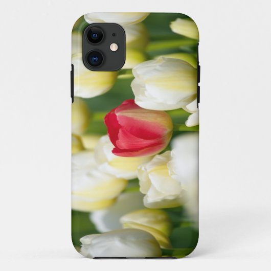Rode tulp in een veld met witte tulpen Case-Mate iPhone case (Achterkant)