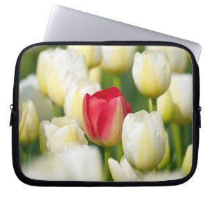 Rode tulp in een veld met witte tulpen laptop sleeve
