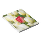 Rode tulp in een veld met witte tulpen notitieblok (Schuin)