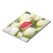 Rode tulp in een veld met witte tulpen notitieblok (Linkerzijde)