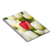 Rode tulp in een veld met witte tulpen notitieboek (Rechterzijde)