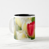 Rode tulp in een veld met witte tulpen tweekleurige koffiemok (Voorkant links)