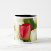 Rode tulp in een veld met witte tulpen tweekleurige koffiemok (Center)