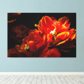 Rode tulpen donkere achtergrond canvas afdruk (Insitu (Houten vloer))