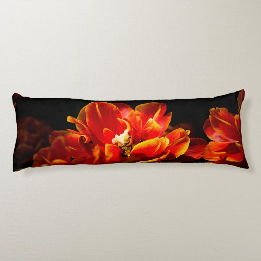 Rode tulpen donkere achtergrond lichaamskussen (Achterkant)