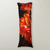 Rode tulpen donkere achtergrond lichaamskussen (Voorkant Verticaal)