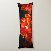 Rode tulpen donkere achtergrond lichaamskussen (Achterkant (Verticaal))
