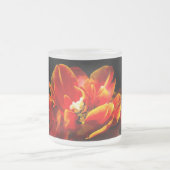 Rode tulpen donkere achtergrond matglas koffiemok (Center)