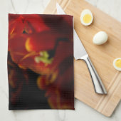 Rode tulpen donkere achtergrond theedoek (Quarter Fold)