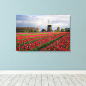 Rode tulpen en een windmolen canvas afdruk (Insitu (Houten vloer))