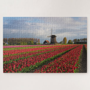 Rode tulpen en een windmolen in de lente legpuzzel