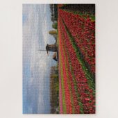 Rode tulpen en een windmolen in de lente legpuzzel (Verticaal)